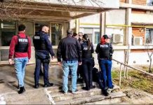 Autorul triplei tentative de omor din Mazepa, după gratii. Și-a înjunghiat părinții și pe polițistul care încerca să îl încătușeze