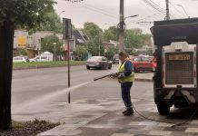 Ecosal curăță străzile și trotuarele, după ploaia cu praf saharian