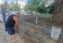 Gospodărire Urbană continuă să împrejmuiască spațiile dintre blocuri la cererea asociațiilor de proprietari