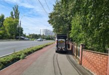 Ecosal mătură mecanic în zonele aglomerate, pe trotuare, străzi și în parcuri