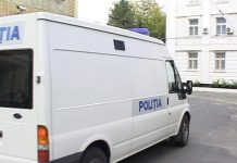Bărbat reținut de polițiști după ce a încălcat un ordin de protecție și i-a furat mamei televizorul