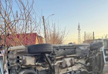 O ambulanță s-a răsturnat la Barcea