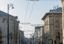 Primarul Ionuț Pucheanu le explică gălățenilor de ce încă există vechii stâlpi pe strada Domnească, proaspăt modernizată