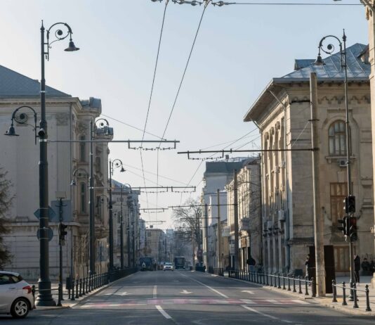 Primarul Ionuț Pucheanu le explică gălățenilor de ce încă există vechii stâlpi pe strada Domnească, proaspăt modernizată