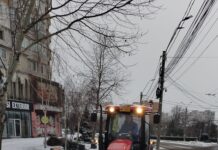 Primăria Galați: „Sunt mobilizați 100 de lucrători care acționează în special pentru îndepărtarea zăpezii din stațiile de transport public, de pe trotuare, trecerile de pietoni și în zona unităților de învățământ”