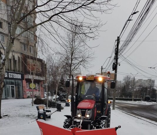 Primăria Galați: „Sunt mobilizați 100 de lucrători care acționează în special pentru îndepărtarea zăpezii din stațiile de transport public, de pe trotuare, trecerile de pietoni și în zona unităților de învățământ”