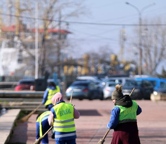 A început curățenia de primăvară. Municipalitatea intervine în toate cartierele orașului, prin intermediul Ecosal