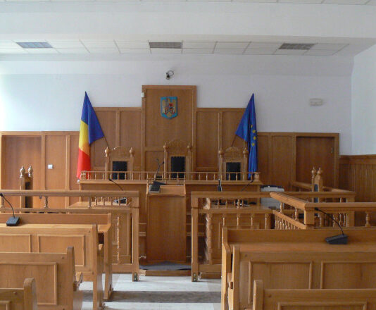Un avocat din Galați și soția sa, trimiși în judecată de DNA pentru fapte de corupție