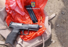 Reținut de polițiști în timp ce încerca să vândă un pistol letal