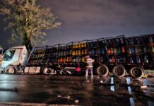 O autoutilitară încărcată cu butelii s-a răsturnat la Tecuci