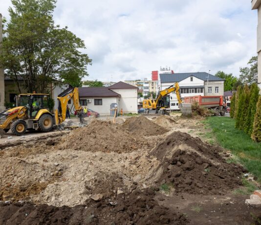 Primăria amenajează o parcare nouă lângă Biserica Greacă, în locul garajelor demolate