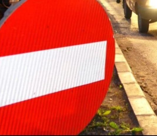 Se intervine pentru remedierea accidentului de teren apărut pe str. Domnească