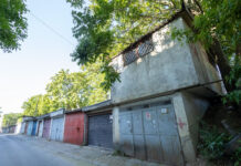 Primăria construiește, pe strada Română, o parcare supraetajată, în locul vechilor garaje. Contractul de lucrări a fost atribuit