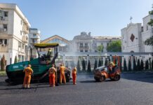 Se asfaltează parcarea de la Biserica Greacă