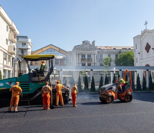 Se asfaltează parcarea de la Biserica Greacă
