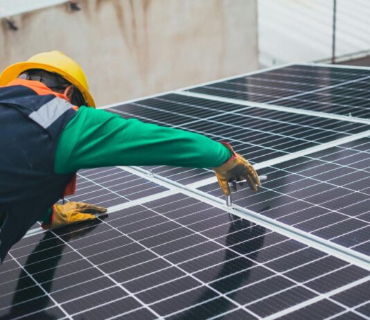 Primăria amenajează un parc fotovoltaic pe blocuri în cartierul Micro 17