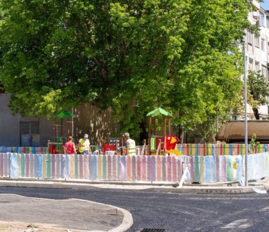 Cartiere în schimbare. Primăria a creat un loc de joacă nou și o parcare în Micro 14
