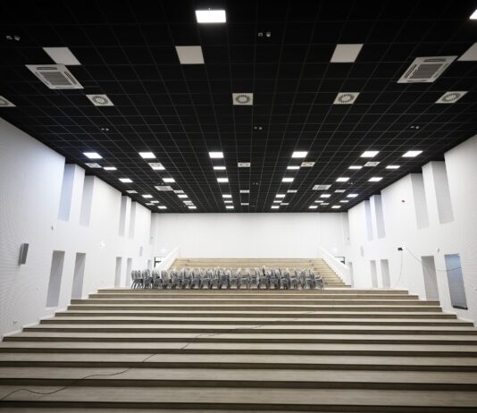 Clădirea fostului cinematograf Dacia, modernizată de Primărie și transformată în centru de robotică