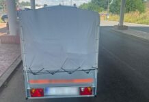 În tranzit, tractând o remorcă neînmatriculată