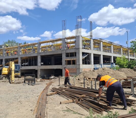 Lucrări în plină desfășurare în Micro 21, unde Primăria construiește o parcare etajată