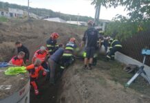 Bărbat salvat de sub un mal de pământ