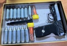 Pistol și muniție ascunse într-o cutie de parfum descoperite la frontieră