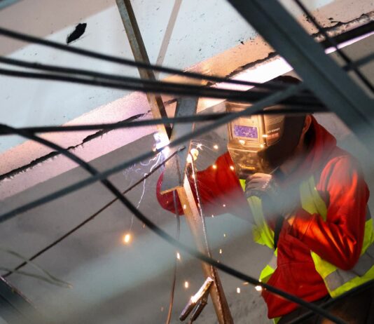 Fostul cinematograf ”Flacăra”, în plină renovare. Ionuț Pucheanu: ”Așa cum am promis, redăm comunității clădirile unor foste cinematografe”