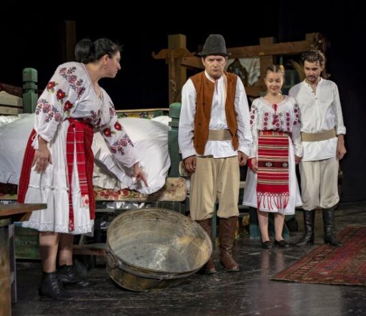 Teatrul Dramatic „Fani Tardini”, pe scena Căminului Cultural din Fârțănești