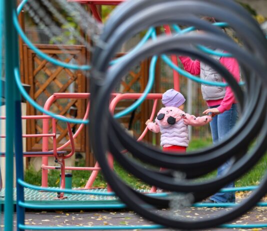 În Siderurgiștilor Vest, un nou loc de joacă modern amenajat de Primărie