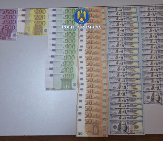 A schimbat bani falși și i-a jucat la păcănele