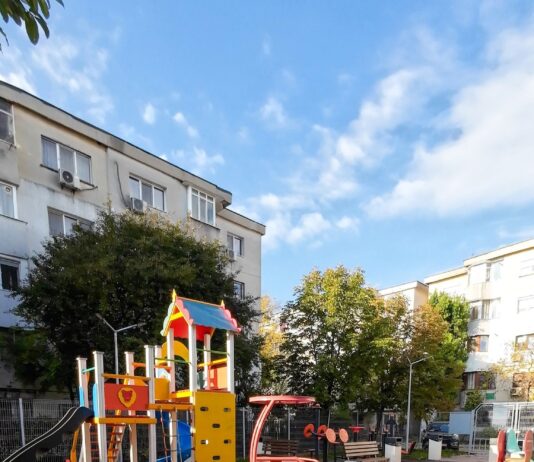Loc de joacă modernizat pentru micuții din cartierul Aurel Vlaicu