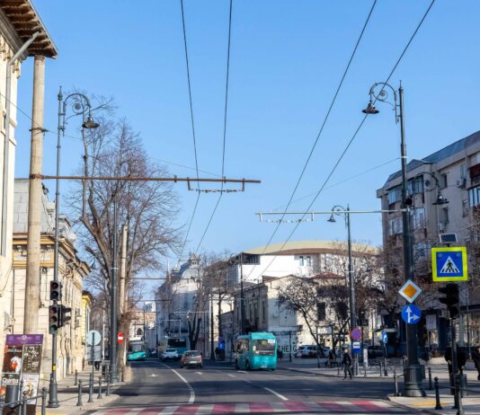 Atenție, gălățeni! Sâmbătă, traseul 102 va fi asigurat cu autobuze pentru montarea în siguranță a iluminatului festiv