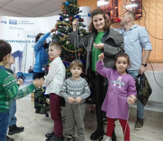 Bradul care le spune „mulțumesc” părinților jandarmi aflați la muncă