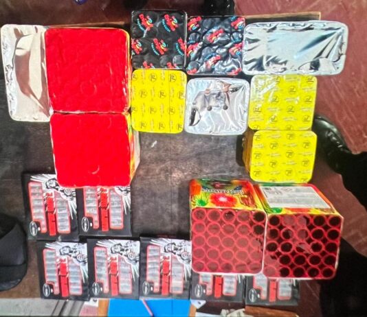 Vindea artificii și pocnitori pe stradă