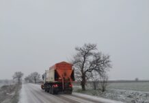 Intervenții pe drumurile județene pentru combaterea poleiului și curățarea zăpezii de pe carosabil