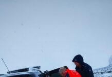 Mamă și copil, adăpostiți în mașina jandarmeriei după ce mașina in care se aflau s-a răsturnat