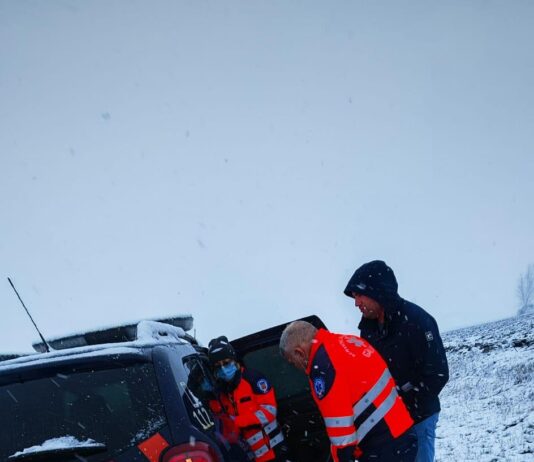 Mamă și copil, adăpostiți în mașina jandarmeriei după ce mașina in care se aflau s-a răsturnat