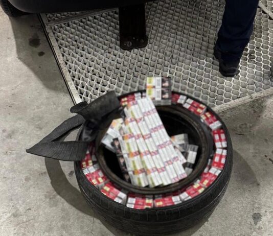 Țigări de contrabandă ascunse în roata de rezervă, depistate la frontieră
