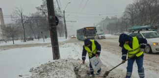 Echipele Apă Canal, în teren pentru curățarea zăpezii de pe gurile de canalizare