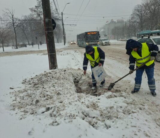 Echipele Apă Canal, în teren pentru curățarea zăpezii de pe gurile de canalizare