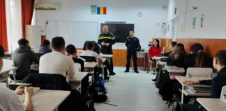 Campanie a polițiștilor de Ziua Internațională a Nonviolenței în Școală