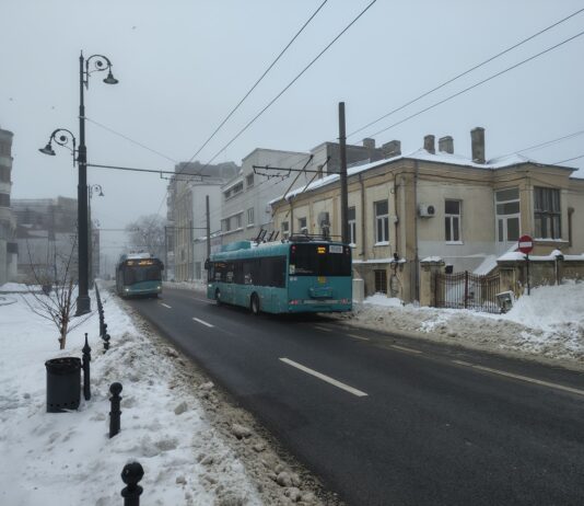 Străzi „la negru”, după ce Ecosal a intervenit întreaga noapte pentru deszăpezire