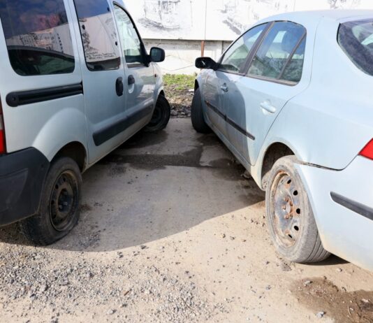 Primăria ridică mașinile abandonate pe domeniul public din Galați