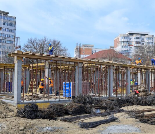 Lucrările avansează la creșa pe care autoritățile o construiesc în cartierul Dunărea