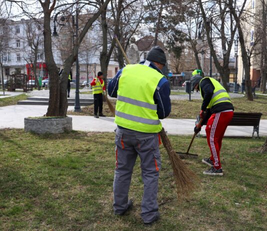 A început curățenia de primăvară. „Se va interveni, rând pe rând, în toate cartierele”