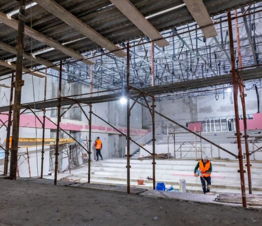 Lucrările avansează la fostul cinematograf „Flacăra” pe care Primăria îl transformă într-un centru de activități socio-culturale