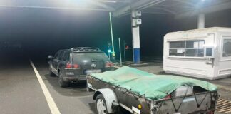 Moldovean cercetat pentru tractarea unei remorci neînmatriculate şi conducere cu permis necorespunzător