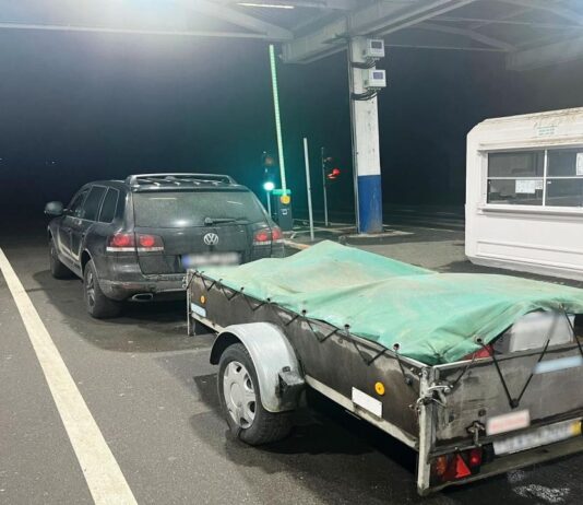 Moldovean cercetat pentru tractarea unei remorci neînmatriculate şi conducere cu permis necorespunzător