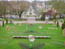 Grădina Publică, pregătită de sărbătoare. Mâine seară se aprind decorațiunile de Paști