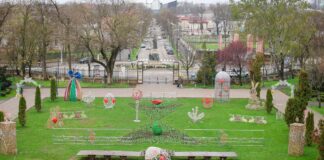 Grădina Publică, pregătită de sărbătoare. Mâine seară se aprind decorațiunile de Paști